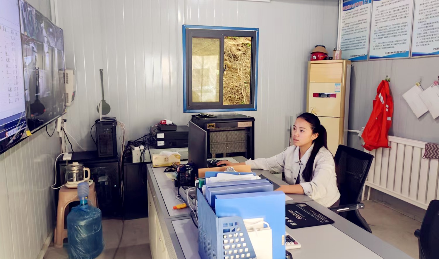 堅(jiān)守安全防線，綻放巾幗風(fēng)采｜記西溝鐵礦安全監(jiān)控員黃春玲